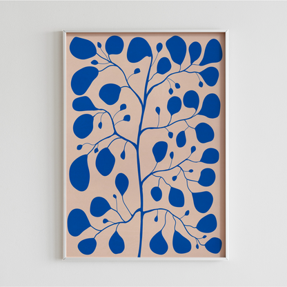 En inramad Pilea-poster som en del av en modern tavelvägg 