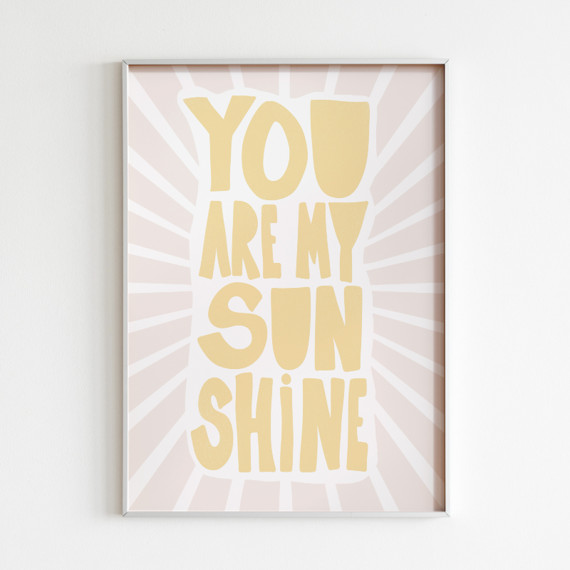 Stilren inredning med en gul citatposter som ger färg och energi till ett vardagsrum.