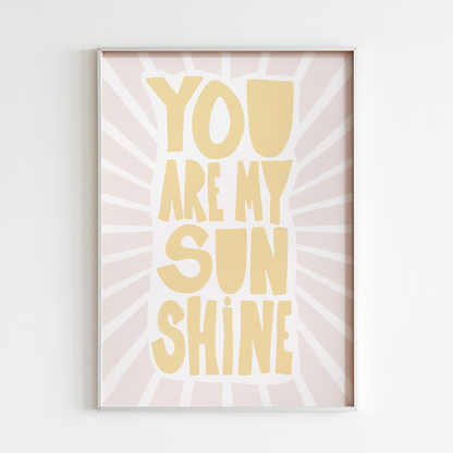 Stilren inredning med en gul citatposter som ger färg och energi till ett vardagsrum.