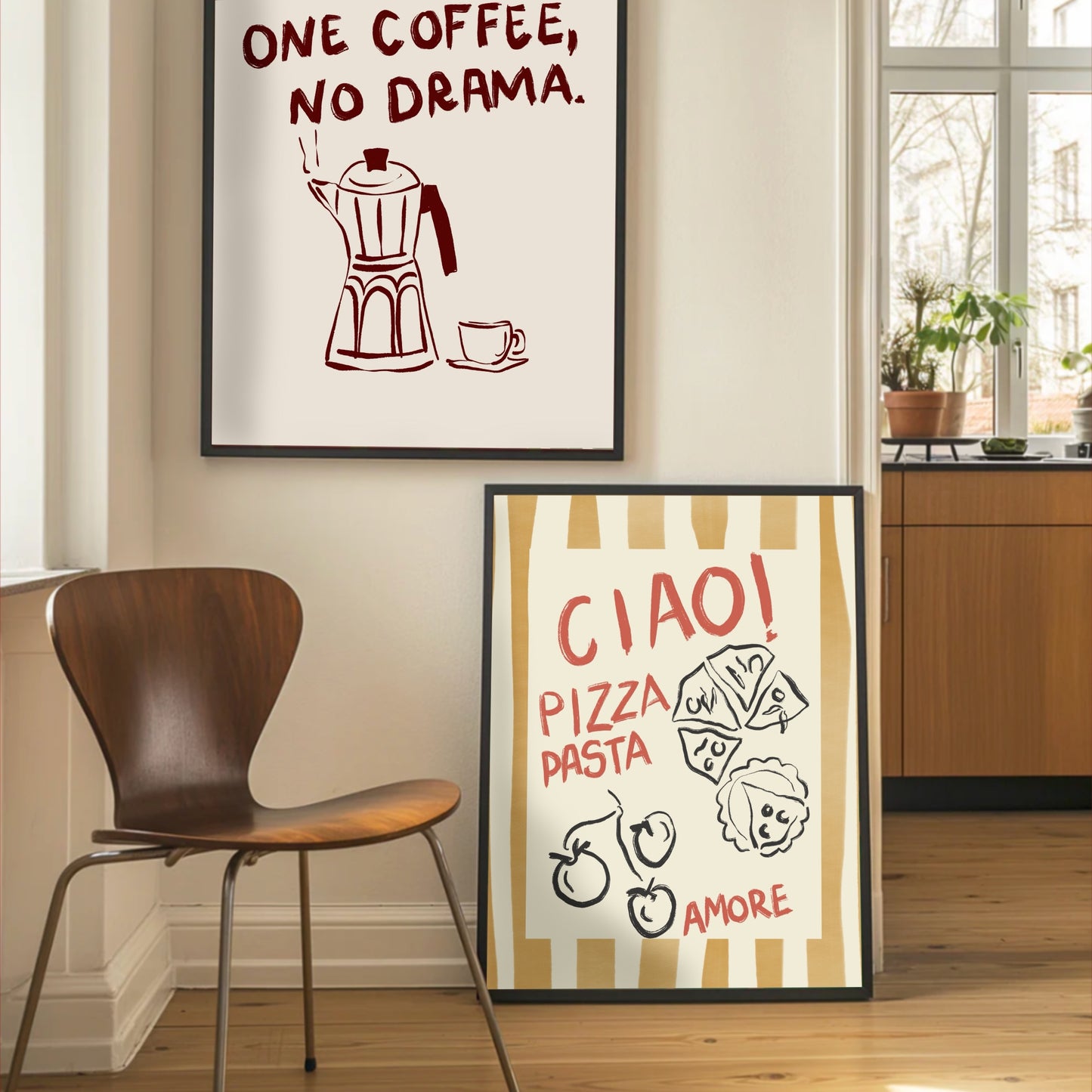 En handritad kaffeposter med titeln One Coffee No Drama inramad på en ljus vägg. Nedanför står en annan matchande illustration, vilket skapar en trendig tavelvägg i Scandi-Retro stil för kök och matsal.