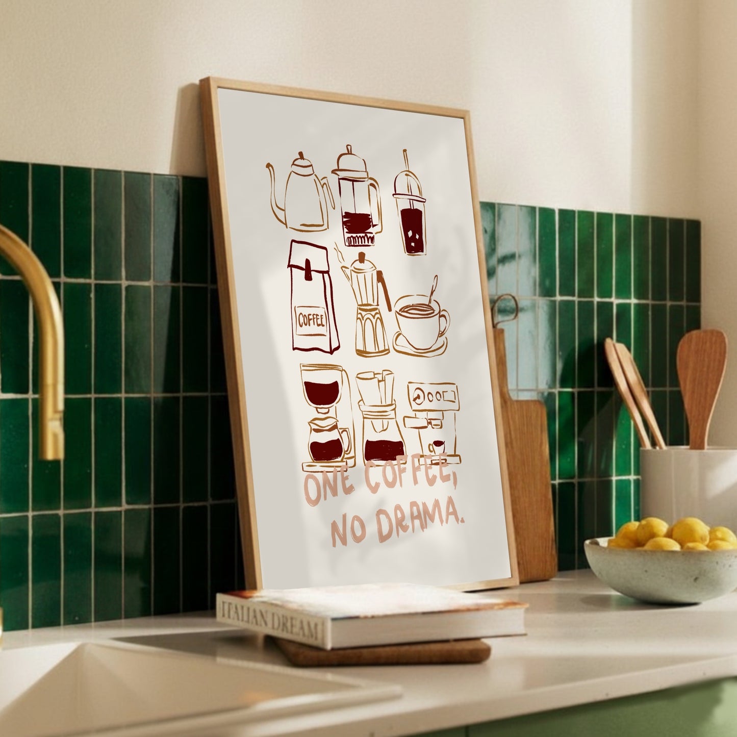 One Coffee No Drama kaffeverktyg poster i träram i ett kök med grönt kakel- perfekt present till kaffeälskare