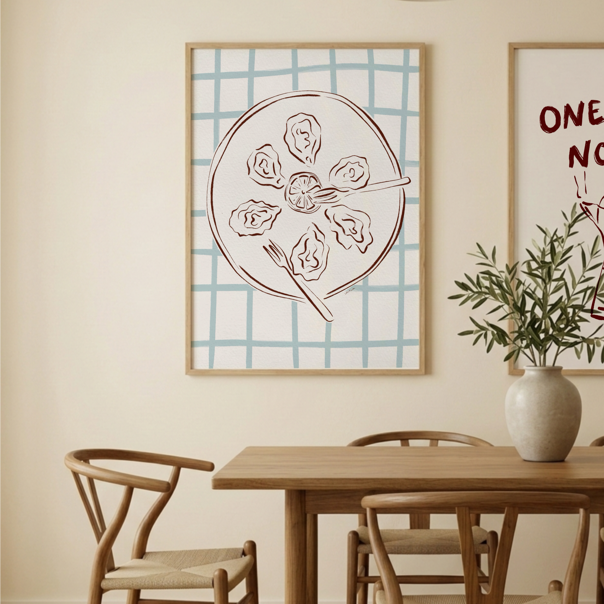 Ostronposter i ljus träram på vägg i matsal, trendig väggkonst i gouache med rutigt mönster som matchar en modern skandinavisk matplats