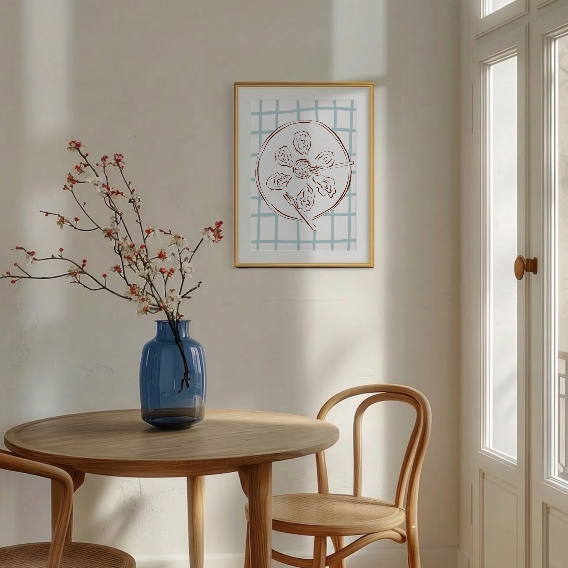 Ostronposter i ljus träram uppsatt på vägg i en matsal, som skapar en samlad känsla tillsammans med möbler i rummet