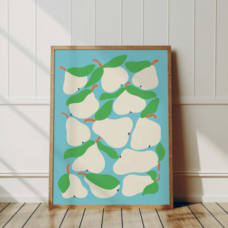 Päronposten Pera inramad i en ljus träram som lutar mot en vit panelvägg på ett ljust trägolv. Visar hur postern fungerar som en färgstark detalj i en skandinavisk miljö.