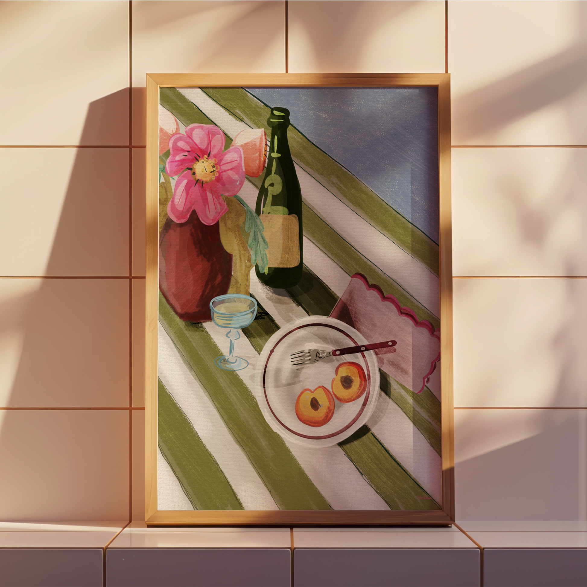 Still Life art print av Tove Malm föreställande en dukning med persikor och vinflaska i träram. Modern väggkonst för kök.
