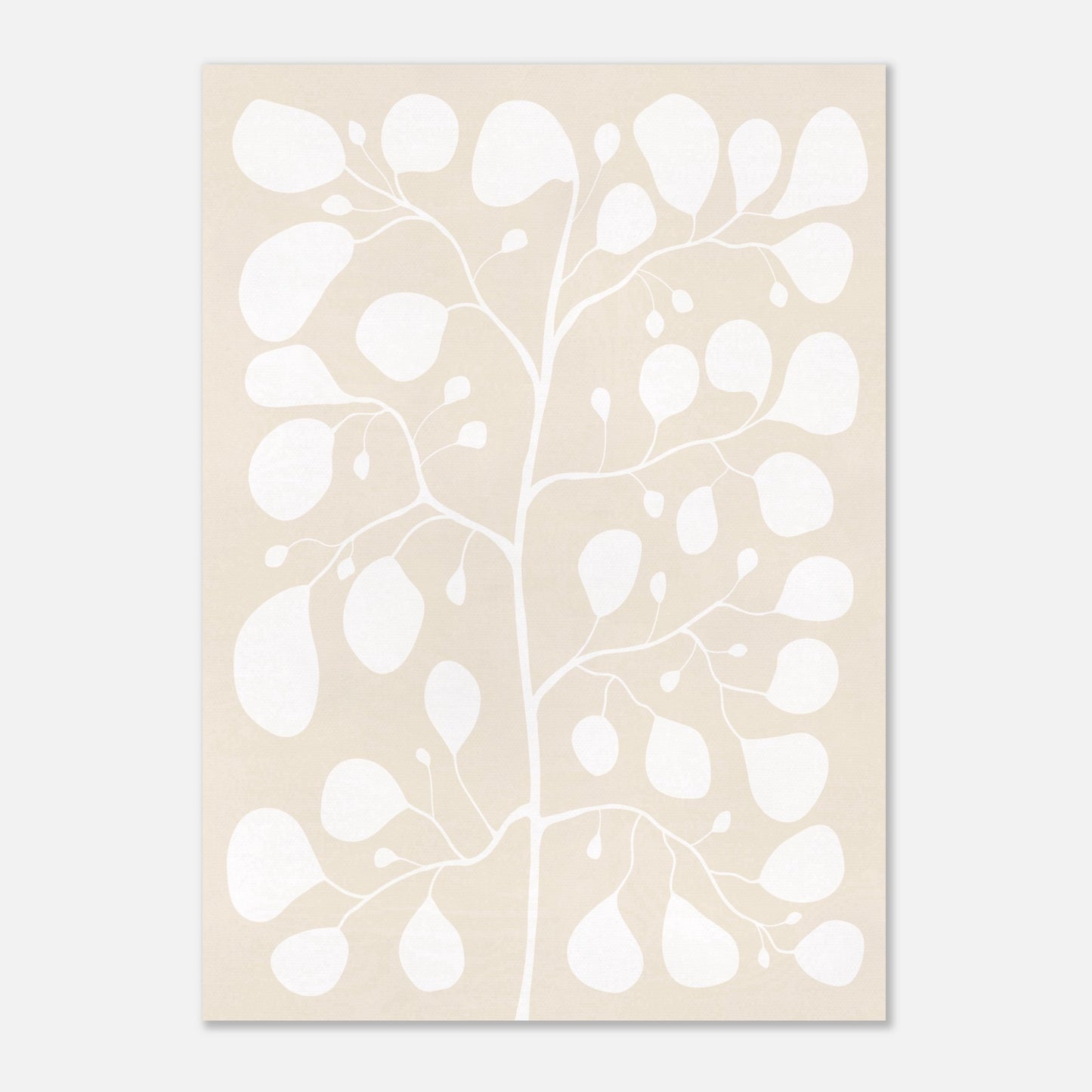 Botanisk poster Pilea Cloud Dancer med krispigt vita blad på en varm beige canvas-bakgrund, Japandi-stil.