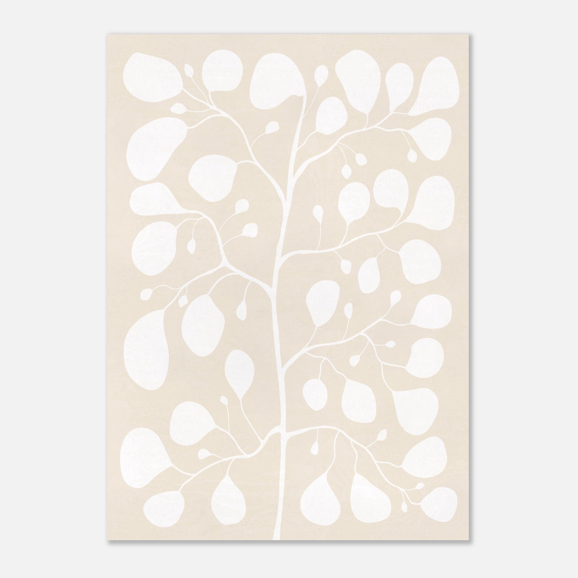 Botanisk poster Pilea Cloud Dancer med krispigt vita blad på en varm beige canvas-bakgrund, Japandi-stil.