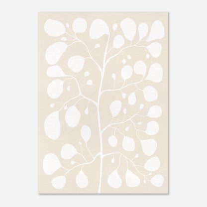 Botanisk poster Pilea Cloud Dancer med krispigt vita blad på en varm beige canvas-bakgrund, Japandi-stil.