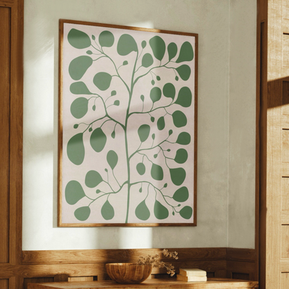 Inramad Pilea-tavla på en ljus vägg med dekorativa träpaneler. Modern botanisk konst som skapar en harmonisk och naturinspirerad känsla i rummet.