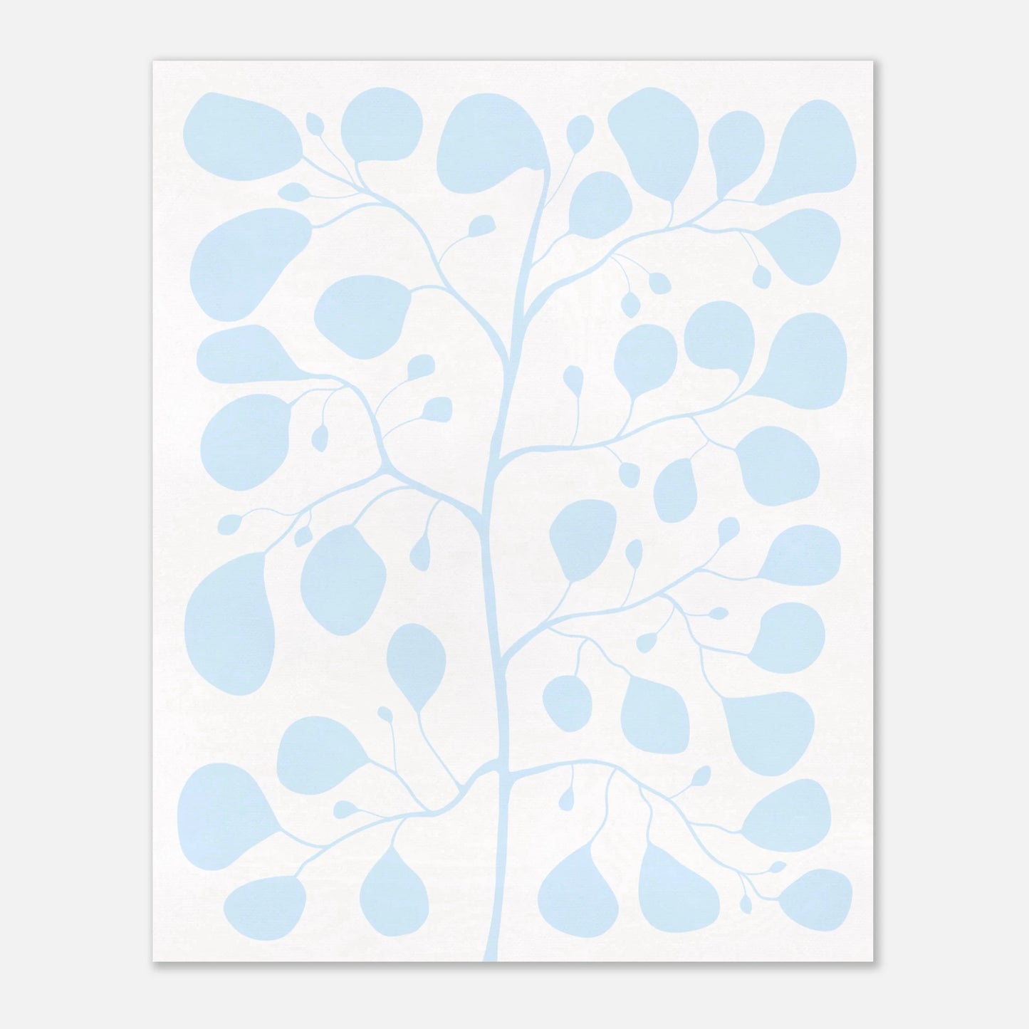 Modern botanisk illustration av Pilea-blad i sval blå färg mot vit bakgrund, handritad poster av Tove Malm.