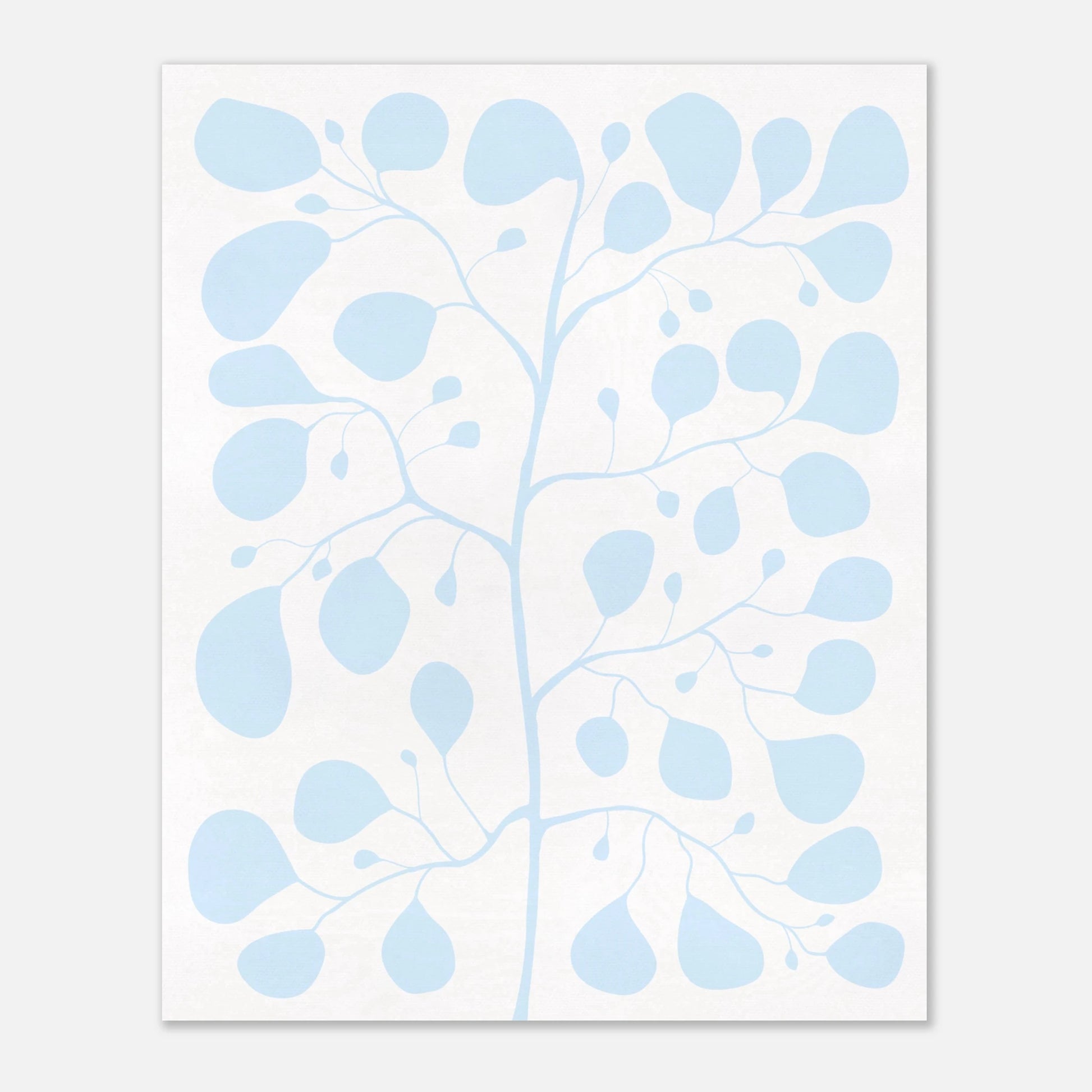 Modern botanisk illustration av Pilea-blad i sval blå färg mot vit bakgrund, handritad poster av Tove Malm.