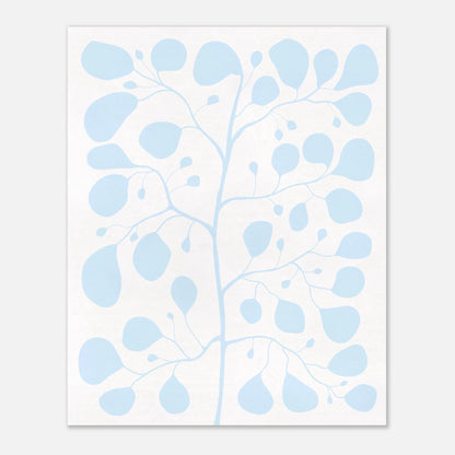 Modern botanisk illustration av Pilea-blad i sval blå färg mot vit bakgrund, handritad poster av Tove Malm.