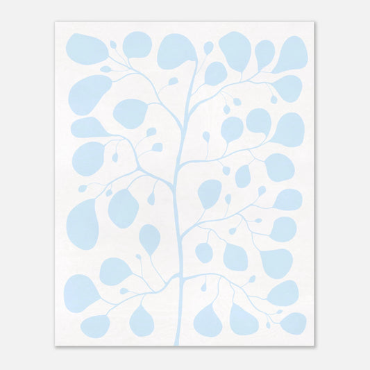 Modern botanisk illustration av Pilea-blad i sval blå färg mot vit bakgrund, handritad poster av Tove Malm.