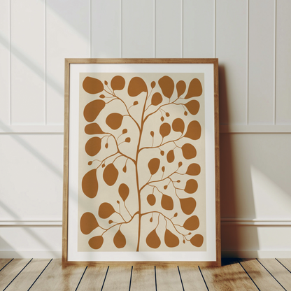 Botanisk poster i mjuka toner med vit kant i en träram lutandes mot en vit trävägg