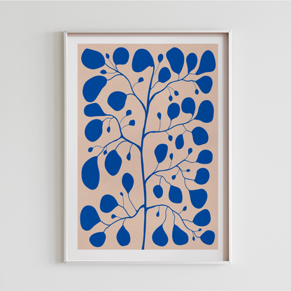 Pilea Peperomioides-poster med vit kant upphängd på vit vägg – minimalistisk väggkonst.