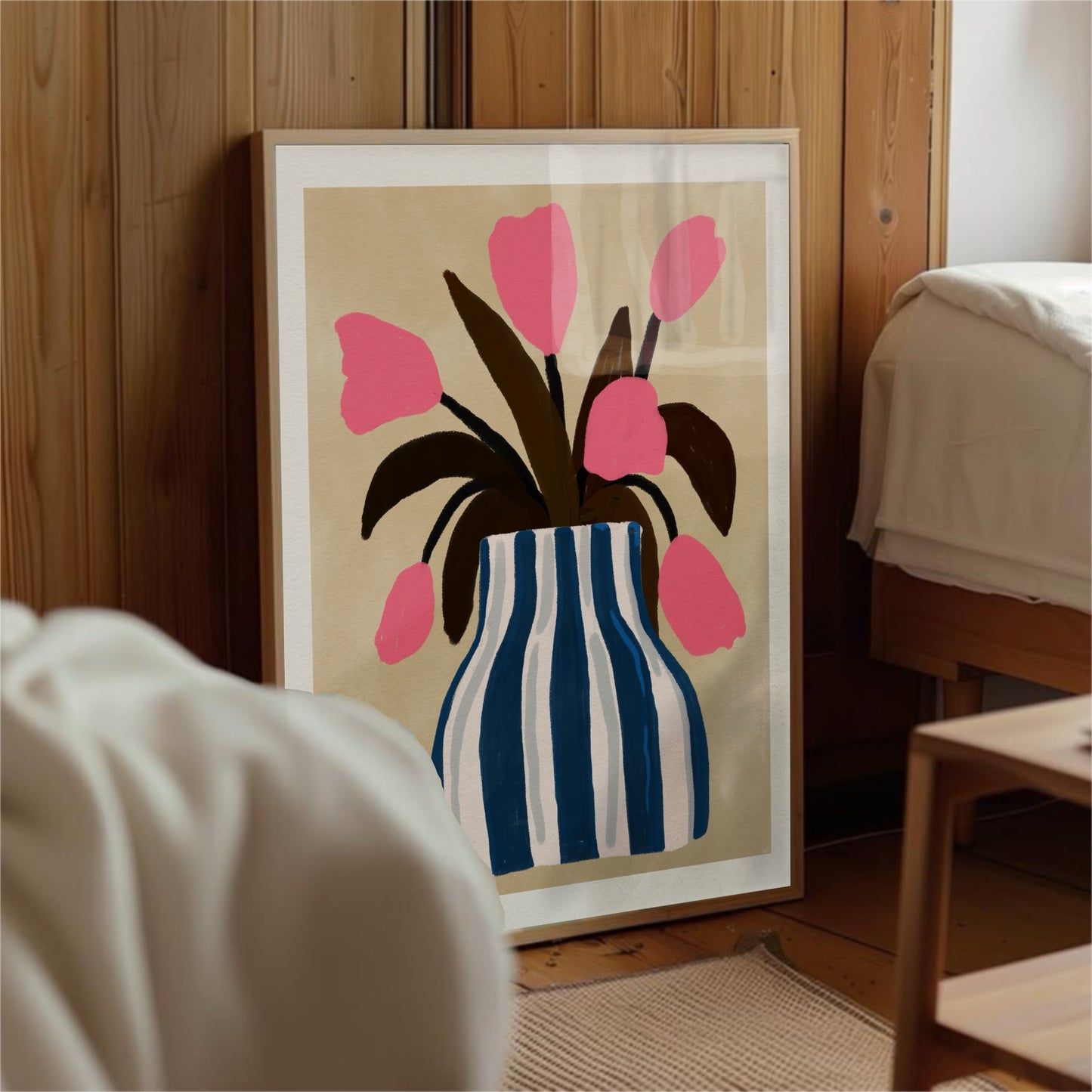 Poster Rosa Tulpaner i Blårandig Vas – Botanisk Väggkonst