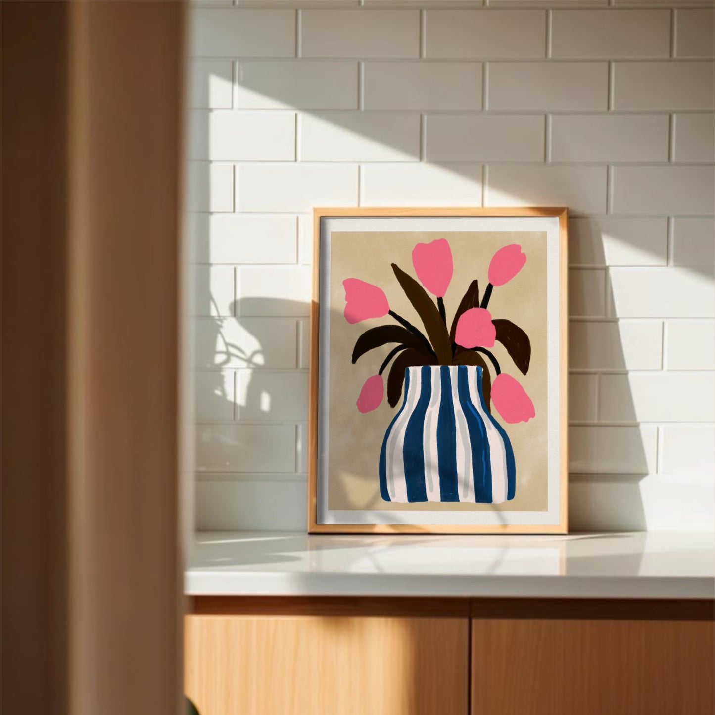 Poster Rosa Tulpaner i Blårandig Vas – Botanisk Väggkonst