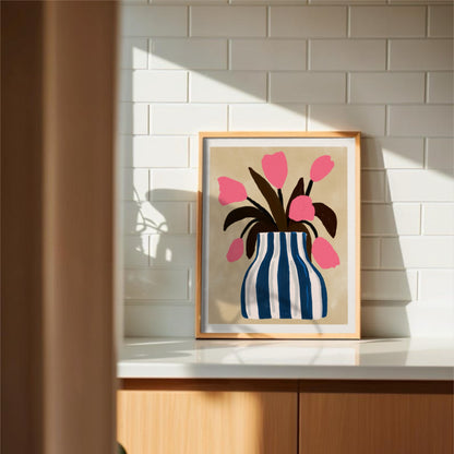 Poster Rosa Tulpaner i Blårandig Vas – Botanisk Väggkonst