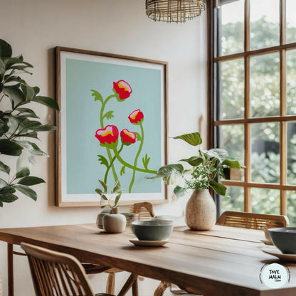 Inredningsinspiration med blommig poster av pioner upphängd över ett matbord i ett ljust skandinaviskt 