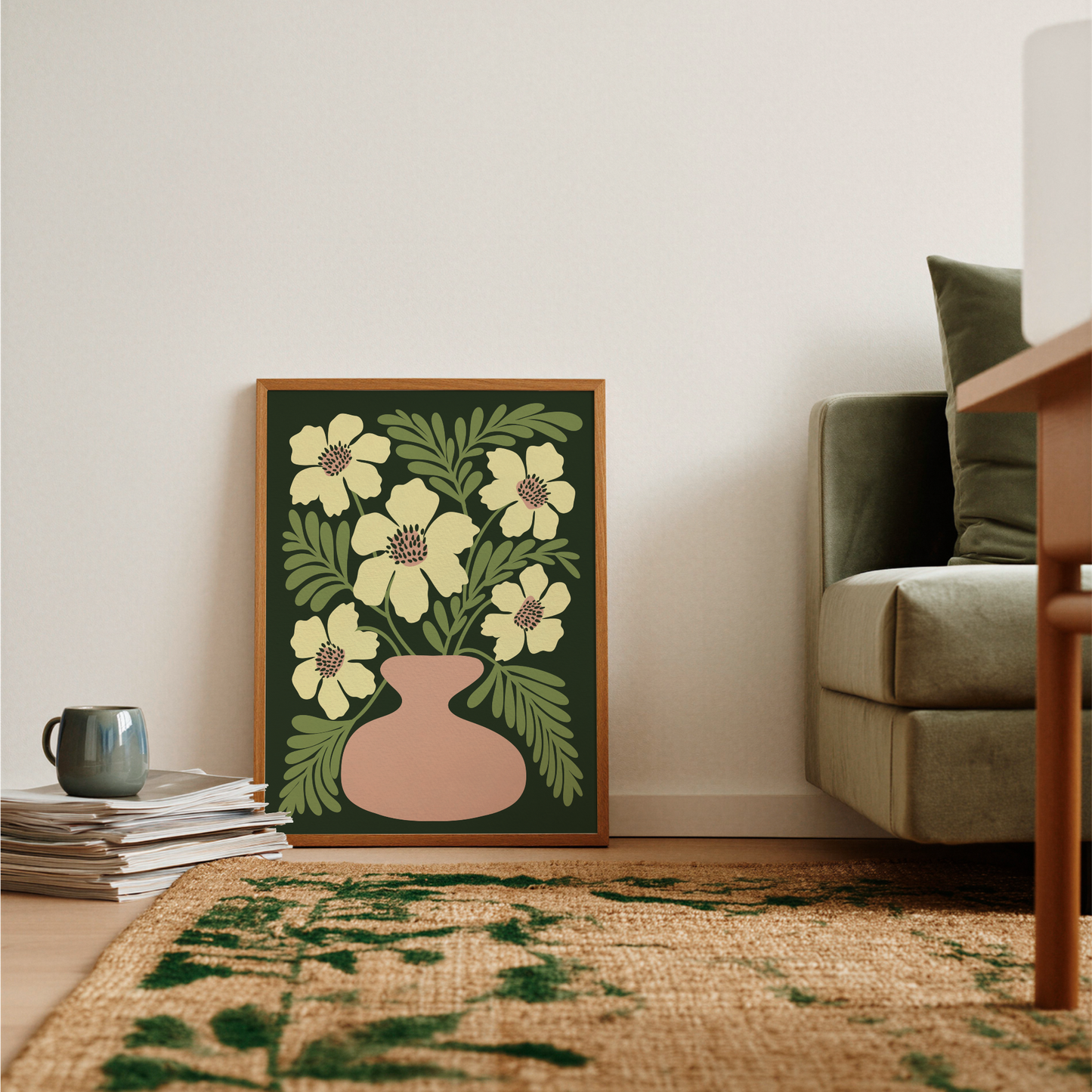 Poppy Green-poster med vita blommor i blå vas i vardagsrum