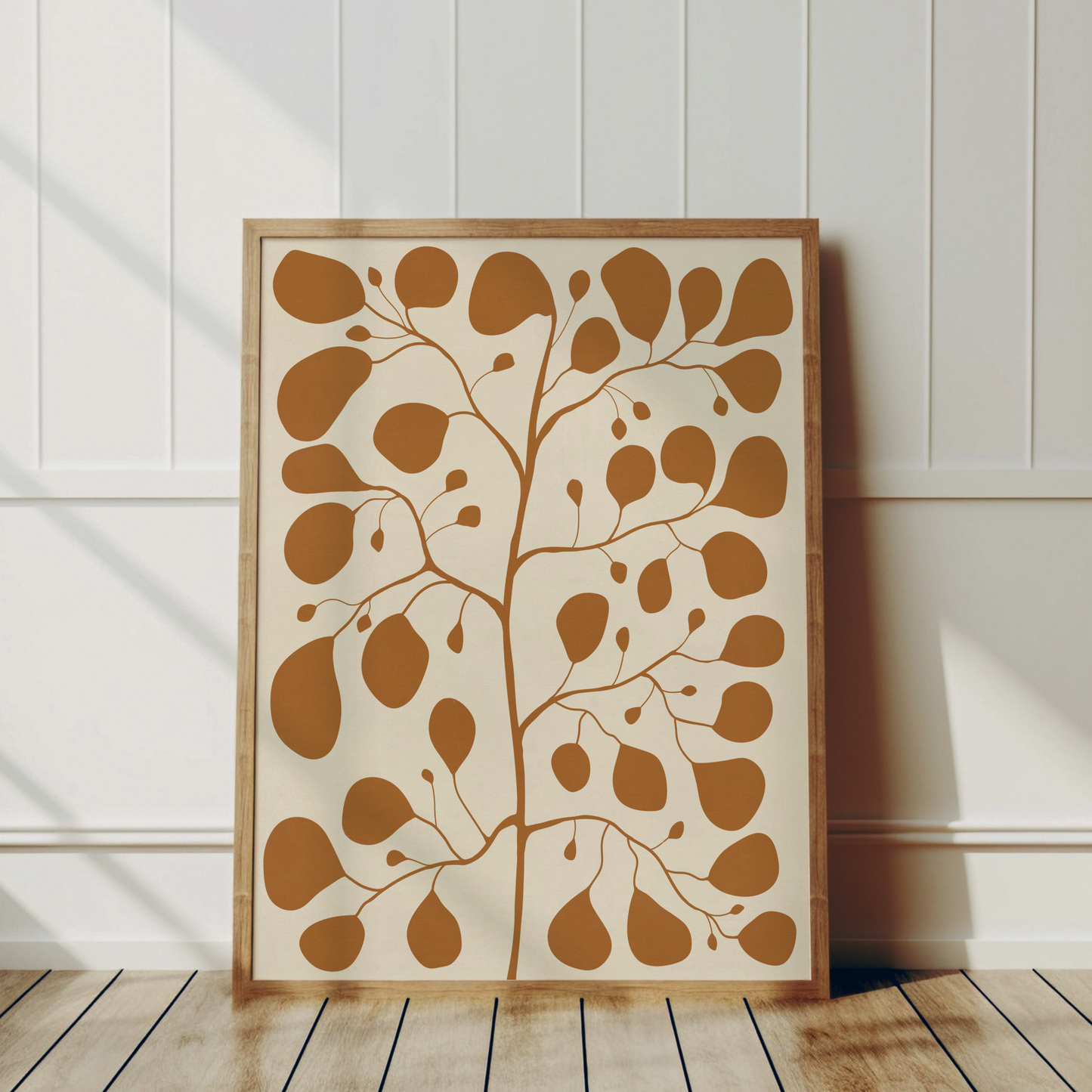 Botanisk poster med Pilea Peperomioides lutad mot vägg i japandi-stil, varm gul bakgrund