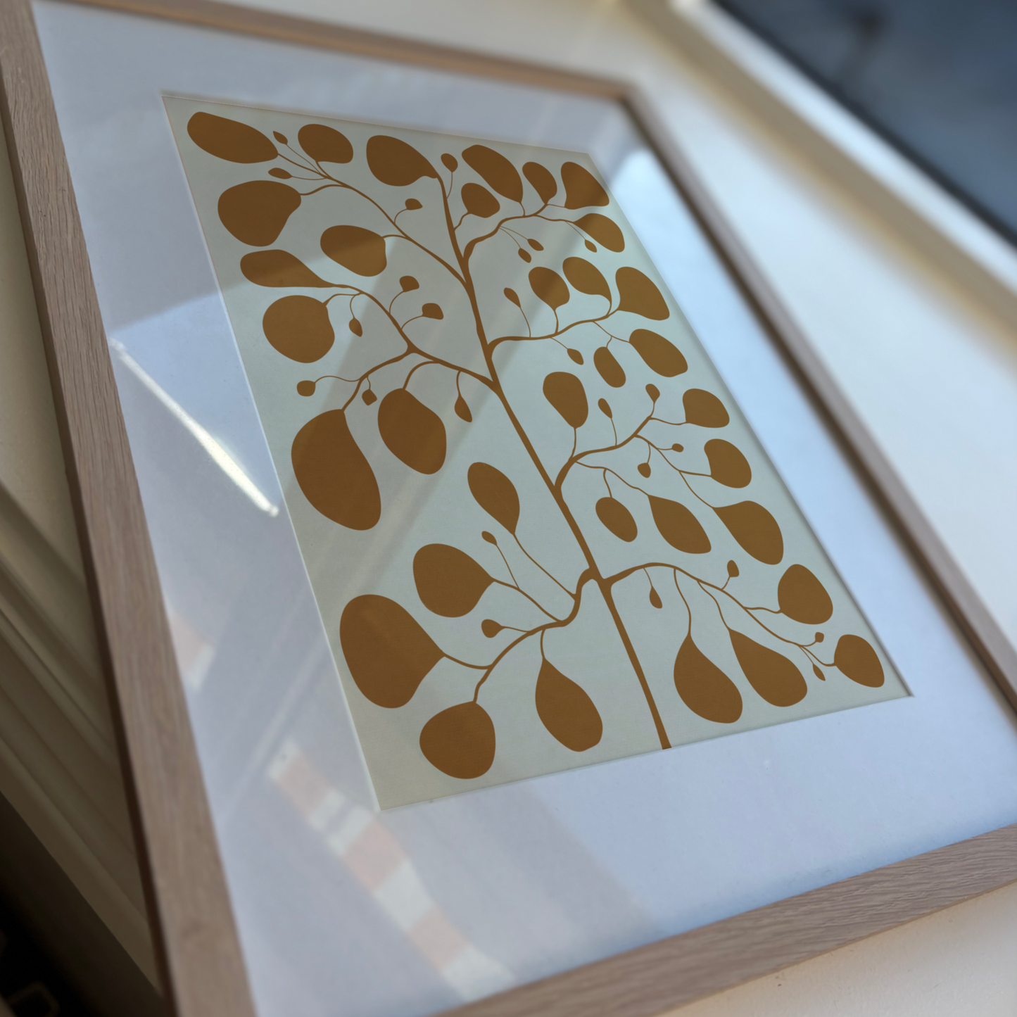 Minimalistisk Pilea Peperomioides poster i japandi-stil, varm gul ton