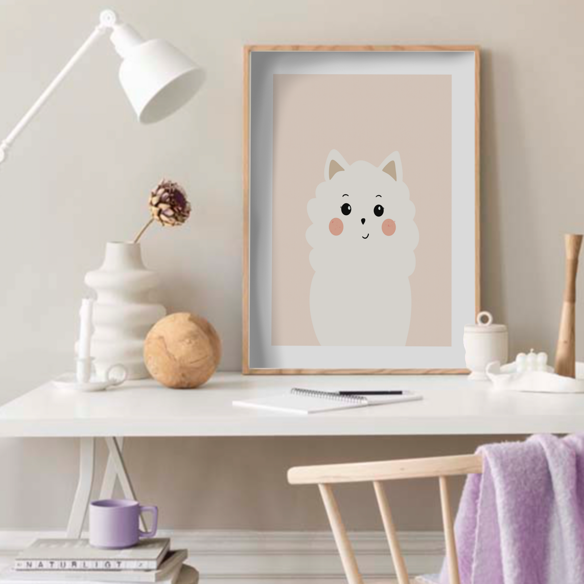 Gullig vit hundposter lutad mot vägg med peachrosa bakgrund och vit kant, kan föreställa Bichon Frisé eller Pomeranian.