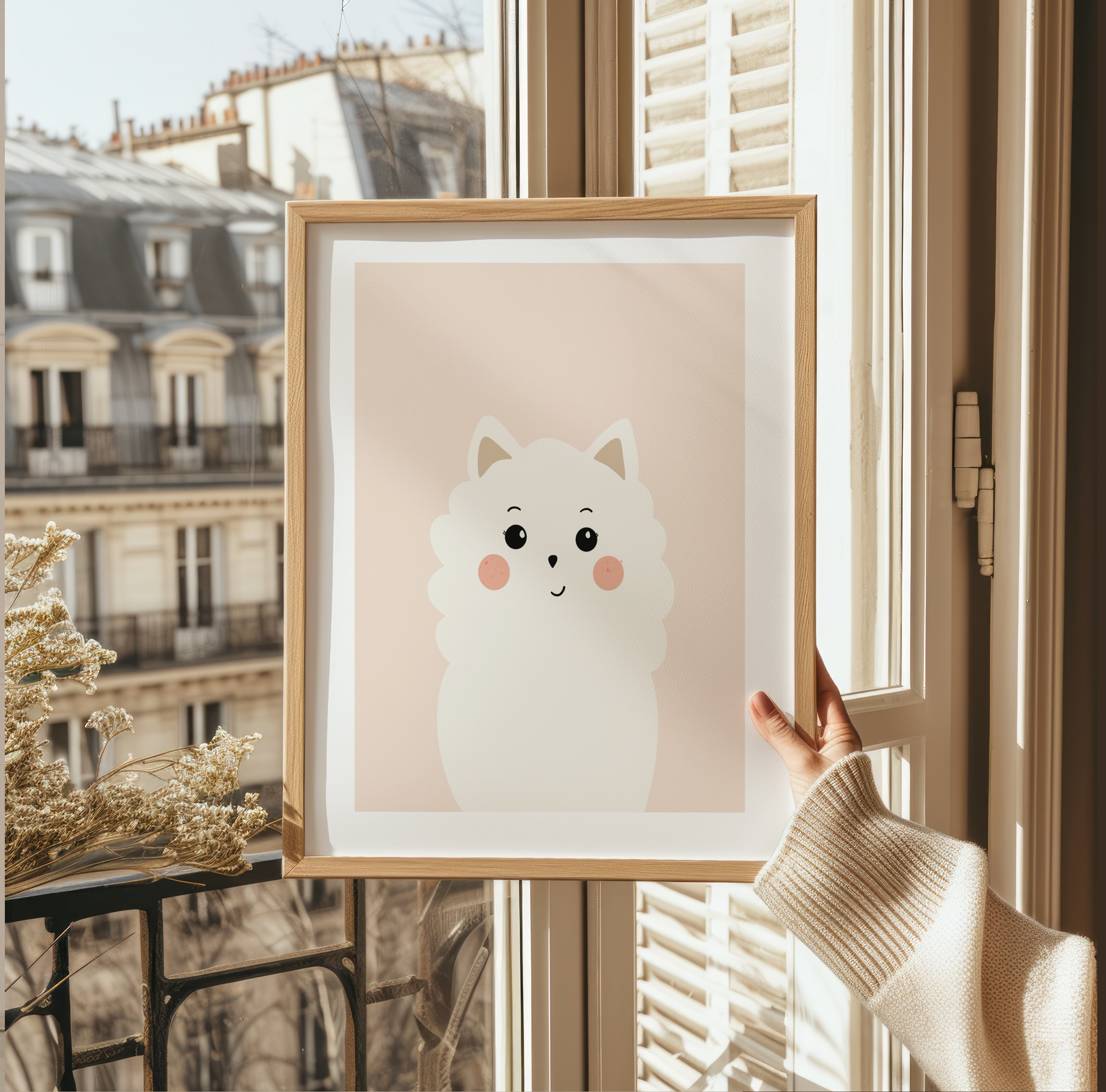 Vit hundposter i ram med Paris husfasader i bakgrunden, Bichon Frisé eller Pomeranian, charmig och trendig illustration med vit kant.