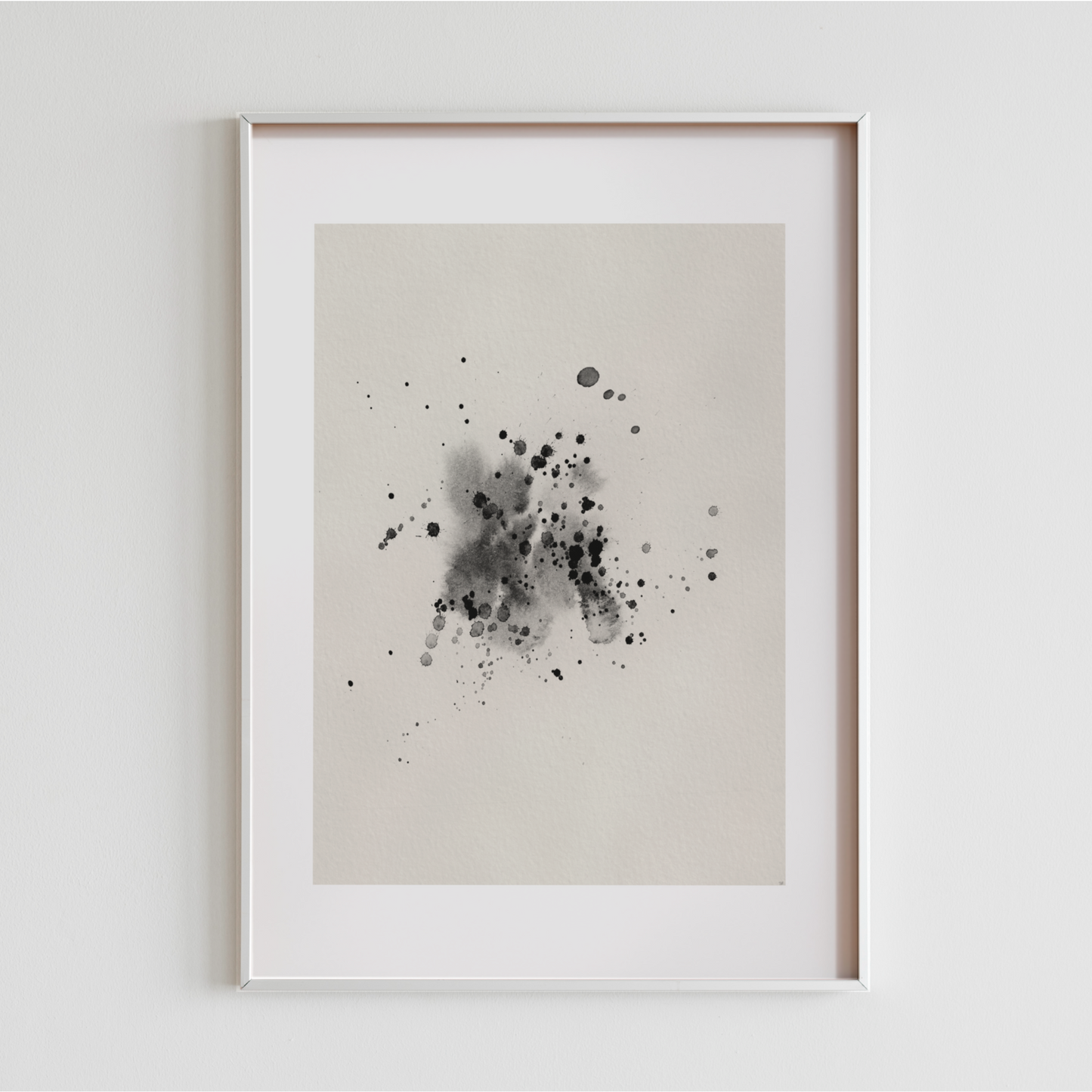 Ge ditt hem en konstnärlig touch. Den minimalistiska bläckstänkspostern fångar essensen av kreativ frihet med sina subtila stänk och mjuka former. Med högkvalitativt giclée-tryck och flera storlekar att välja på är detta en stilren detalj för medvetna hem. Låt detta konstverk bli ett samtalsämne i din inredning.
