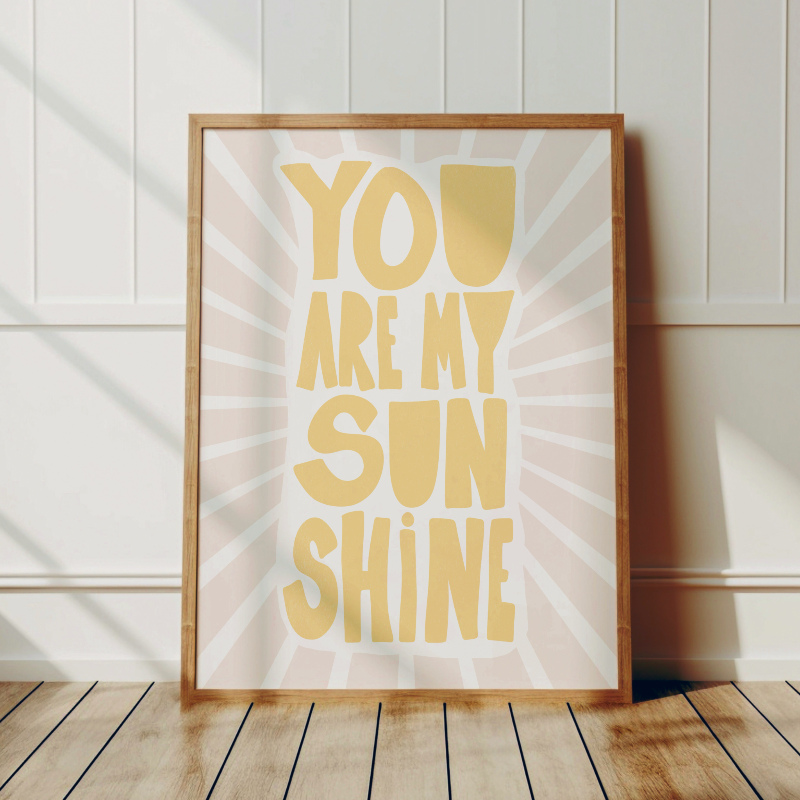 You Are My Sunshine tavla i ljus träram som lutar mot en vägg, perfekt som dopgåva.