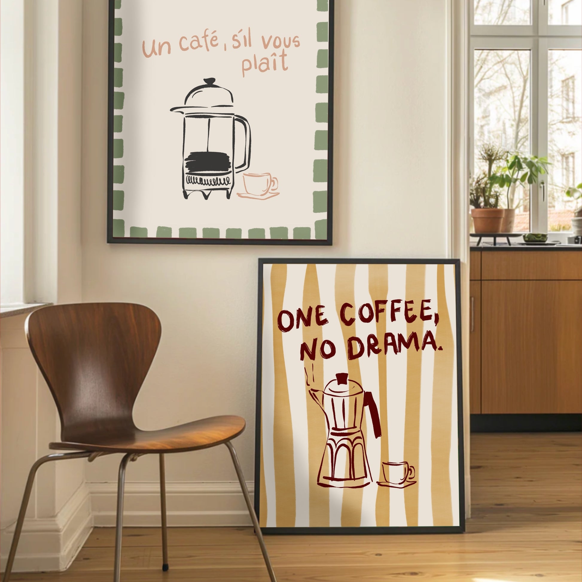 Trendig kaffeposter i grönt och pastell lutad mot en vägg bredvid köksdetaljer. En unik typografisk poster som är ett perfekt presenttips vid inflyttning.