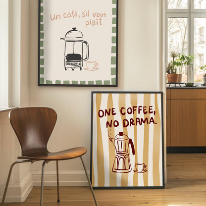 Trendig kaffeposter i grönt och pastell lutad mot en vägg bredvid köksdetaljer. En unik typografisk poster som är ett perfekt presenttips vid inflyttning.
