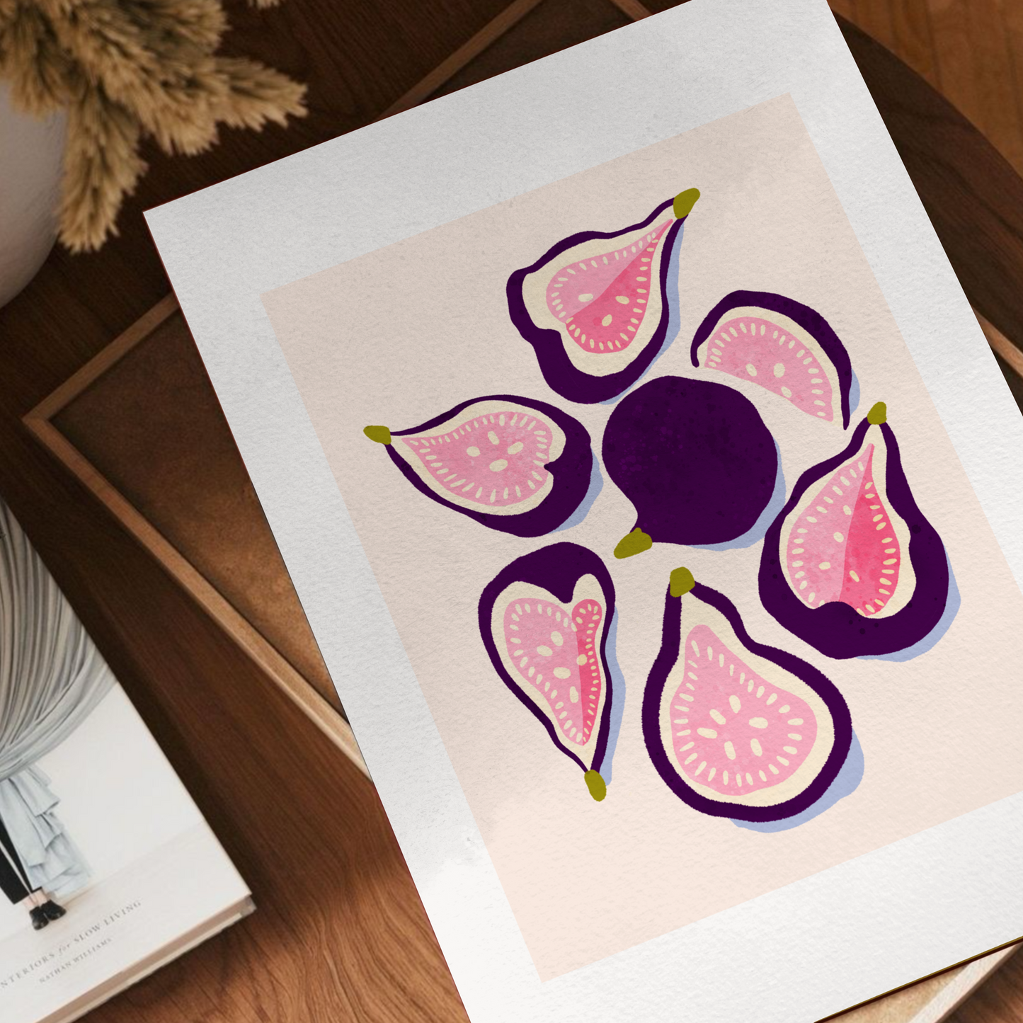 Närbild på fikon poster i gouache med inmålad passepartout, liggande på träyta – Tove Malm Illustration