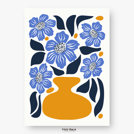 Blå Vallmo poster med mörkblå blad och orange gul vas i grafisk form , design Tove Malm Studio