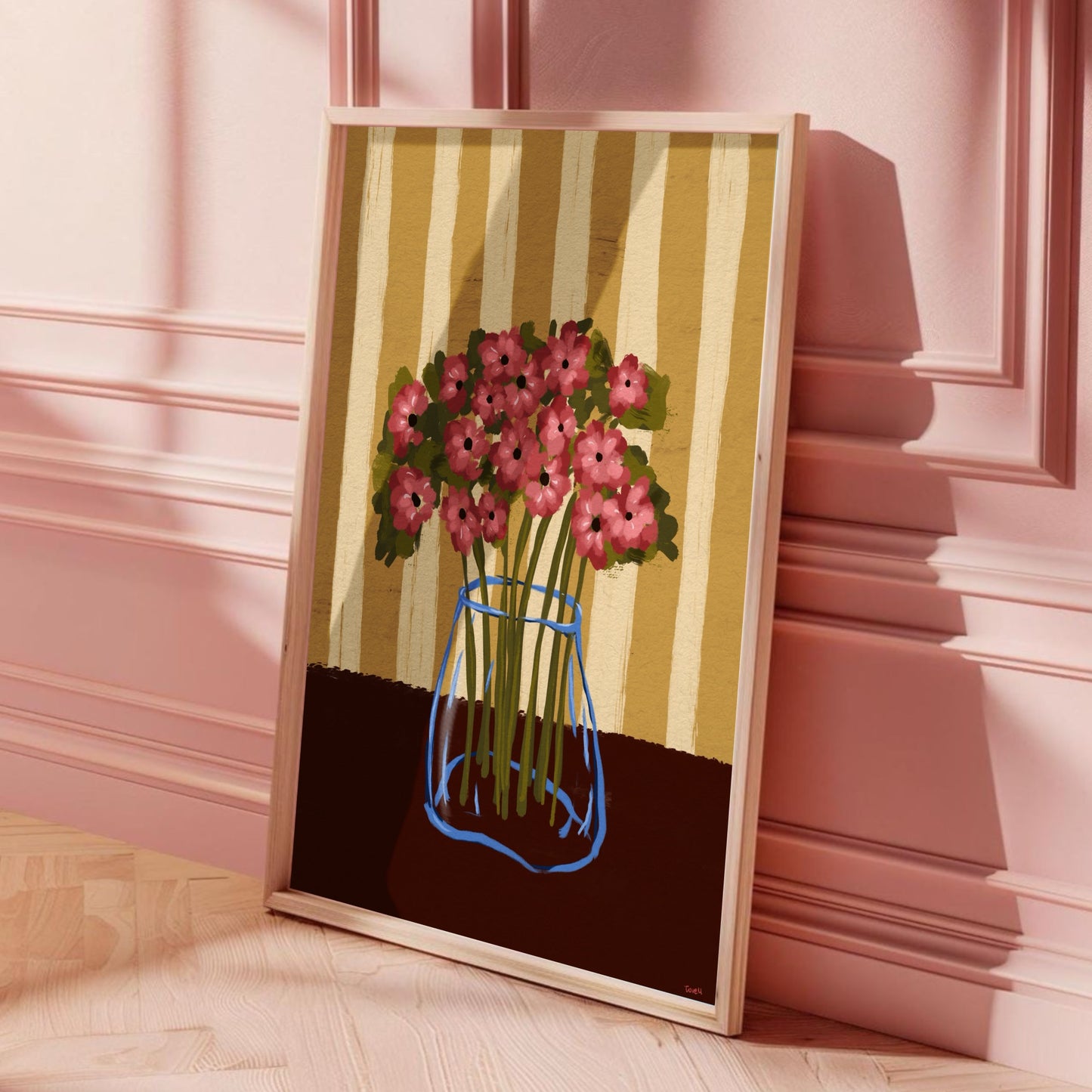 Modern blomtavla Poppy Stripe lutad mot en ljusrosa vägg med klassiska väggpaneler, elegant inredningsdetalj.