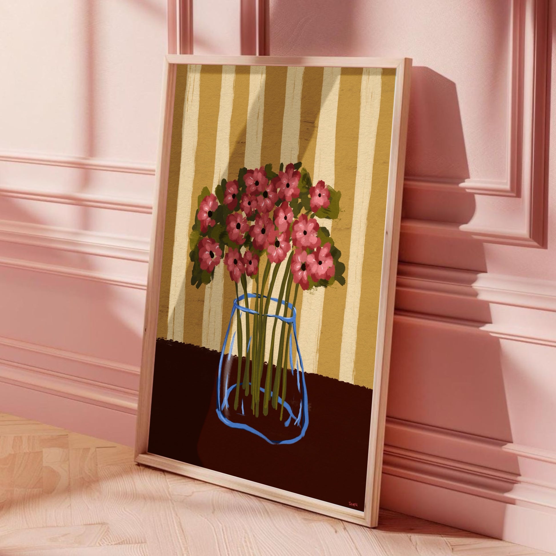 Modern blomtavla Poppy Stripe lutad mot en ljusrosa vägg med klassiska väggpaneler, elegant inredningsdetalj.