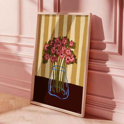 Modern blomtavla Poppy Stripe lutad mot en ljusrosa vägg med klassiska väggpaneler, elegant inredningsdetalj.