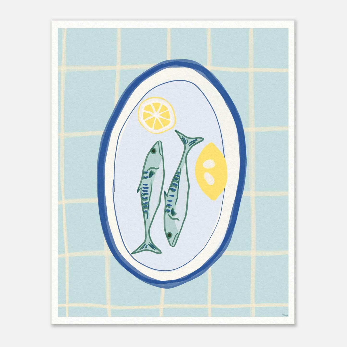 En grafisk illustration av tre sardiner på ett dekorativt fat med citroner. Modern matposter i medelhavsstil med blå och gula toner, skapad av Tove Malm.