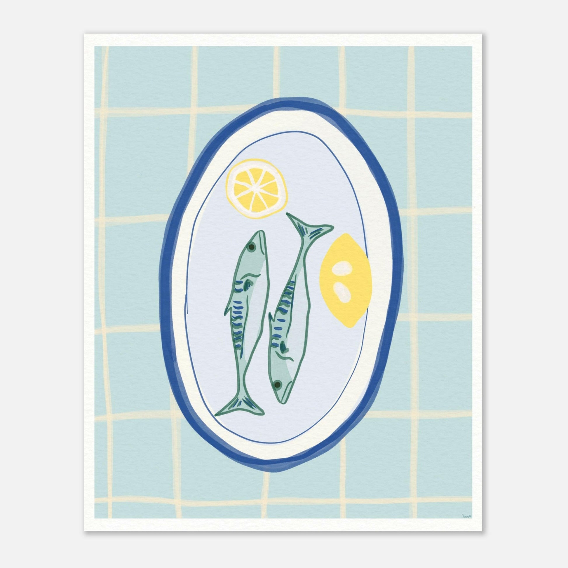 En grafisk illustration av tre sardiner på ett dekorativt fat med citroner. Modern matposter i medelhavsstil med blå och gula toner, skapad av Tove Malm.