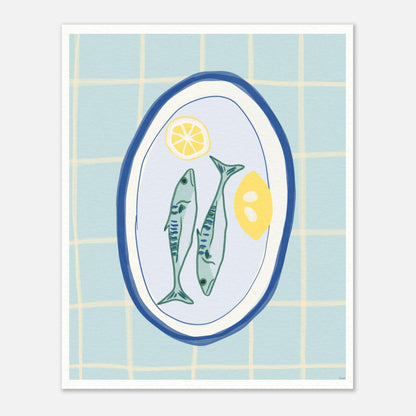 En grafisk illustration av tre sardiner på ett dekorativt fat med citroner. Modern matposter i medelhavsstil med blå och gula toner, skapad av Tove Malm.