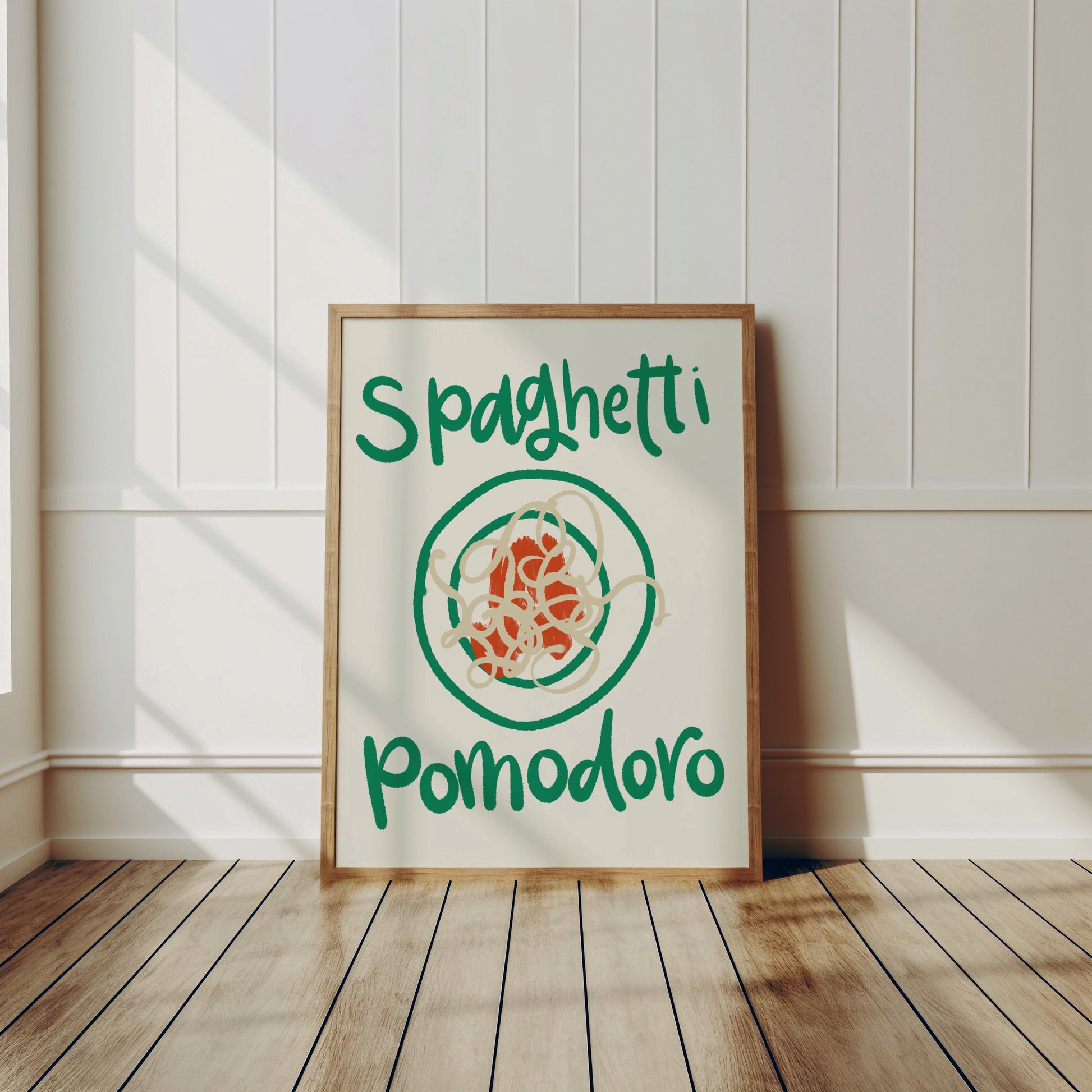 Pastaposter Spaghetti Pomodoro lutad mot vägg på trägolv i solljus