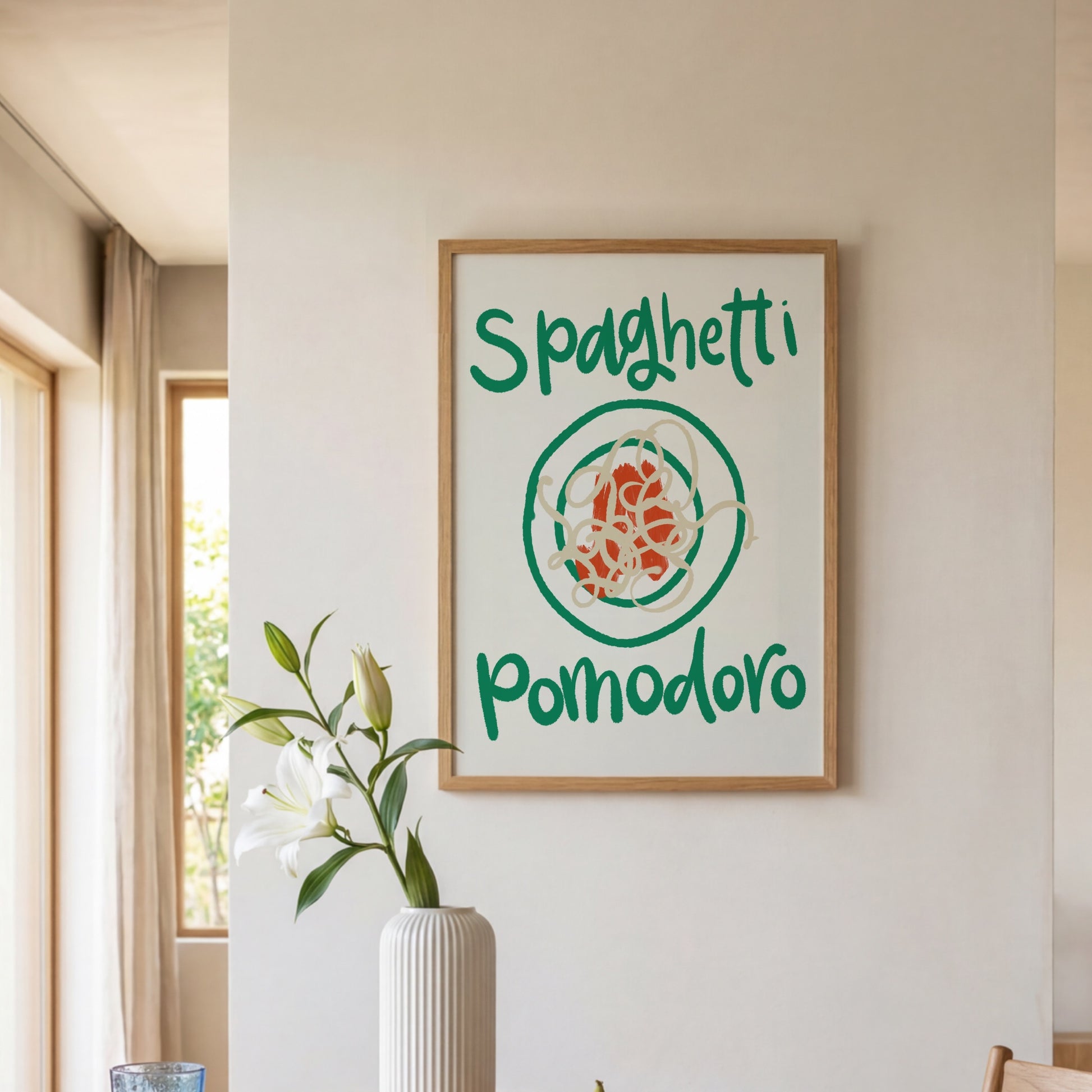 Pastaposter Spaghetti Pomodoro upphängd på vägg vid fönster med blomvas