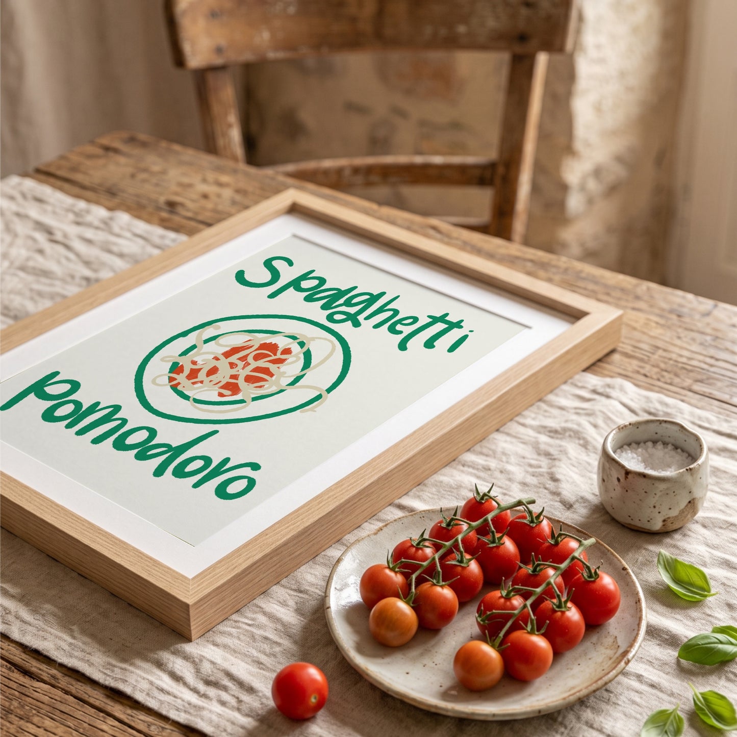 Köksposter Spaghetti Pomodoro på rustikt träbord med tomater och basilika