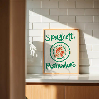 Köksposter Spaghetti Pomodoro på vitkaklad köksbänk med träskåp