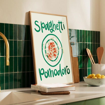 Pastaposter Spaghetti Pomodoro på köksbänk med mörkgrönt kakel
