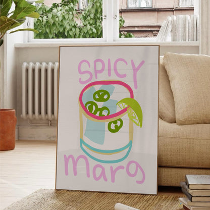 Spicy margarita poster inramad i ett ljust skandinaviskt vardagsrum – färgglad cocktail poster som väggkonst