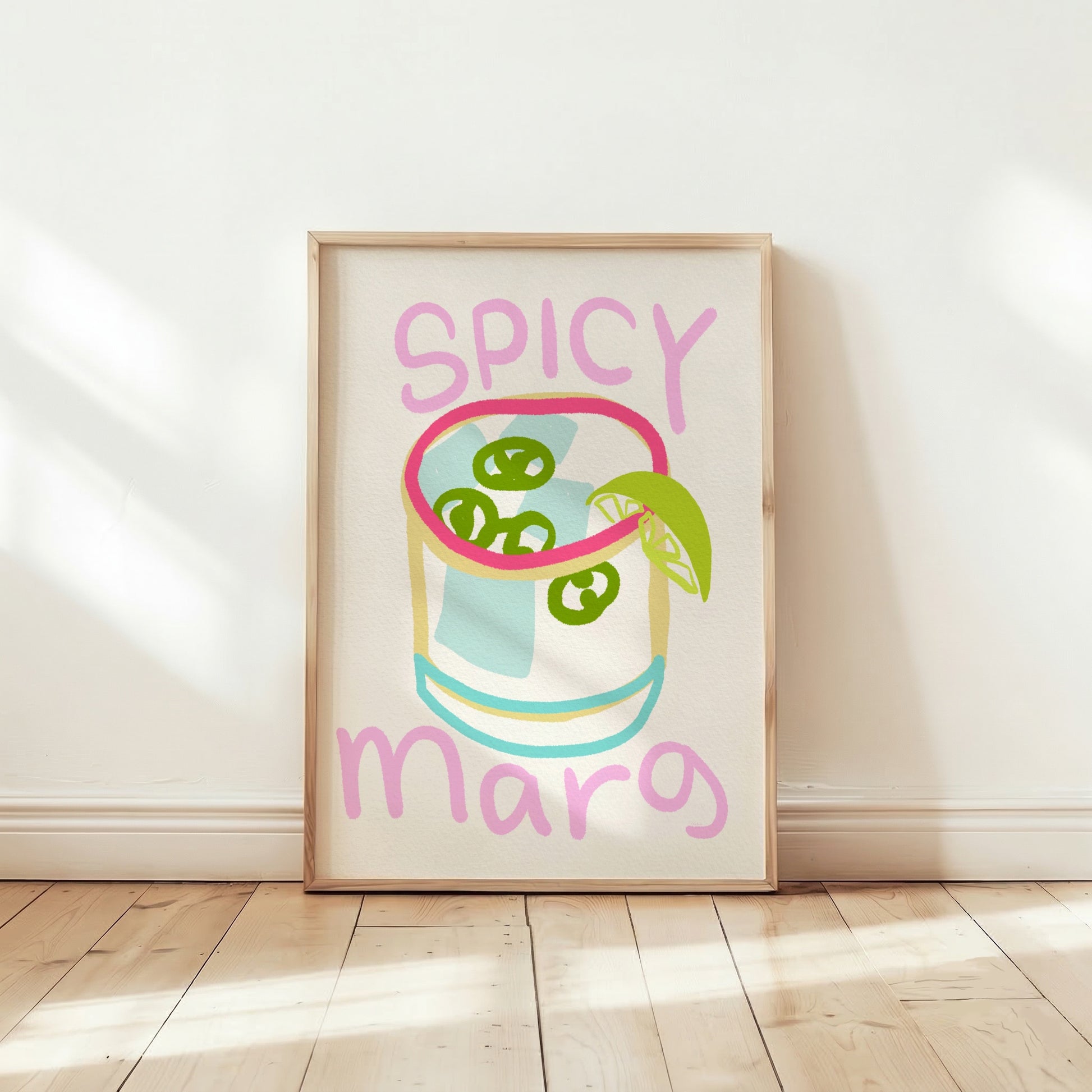 Spicy margarita poster i träram lutad mot vägg på ljust parkettgolv – färgglad cocktail poster som väggkonst