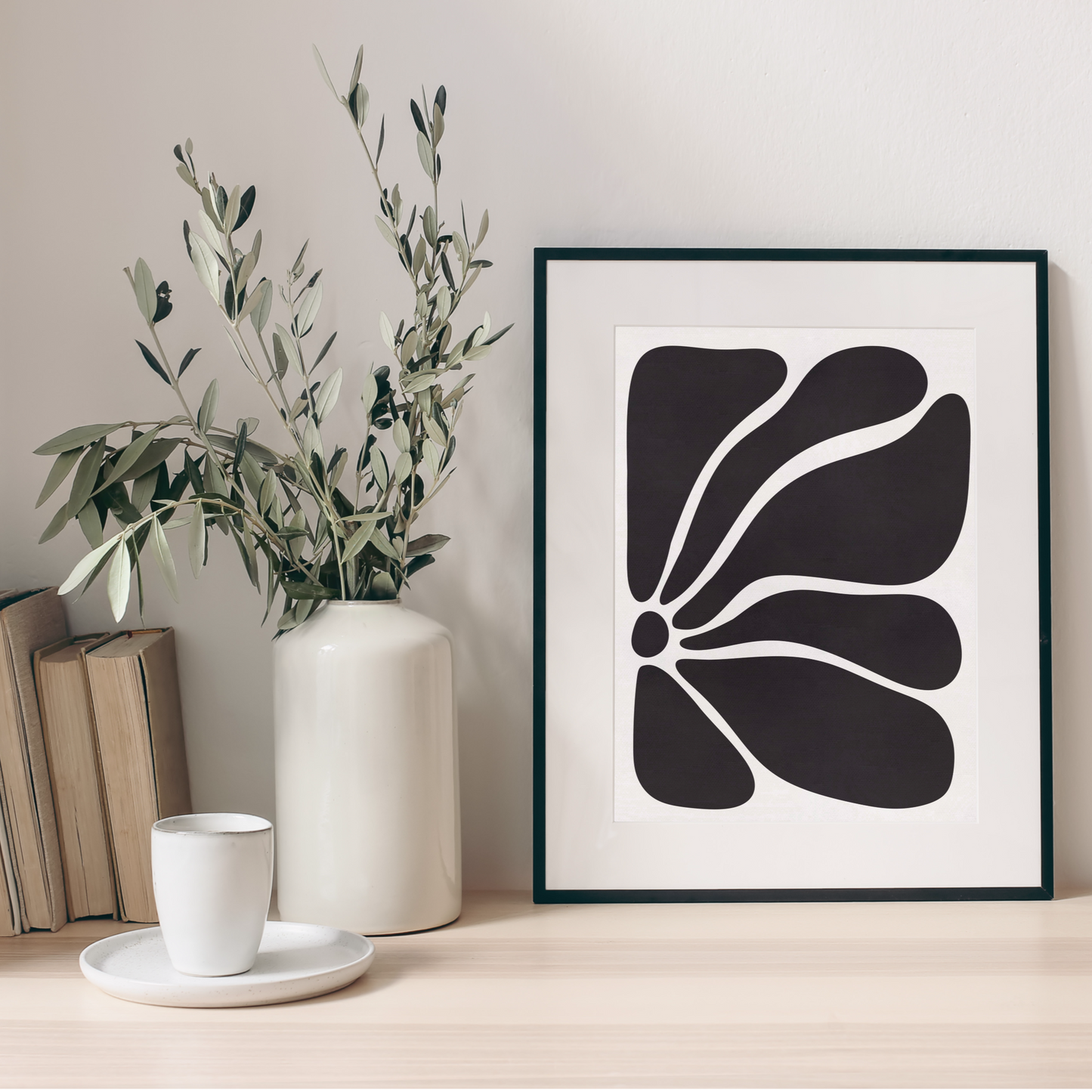 Svart minimalism med grafiska former som bildar en blomma, illustration i passepartout och svart ram