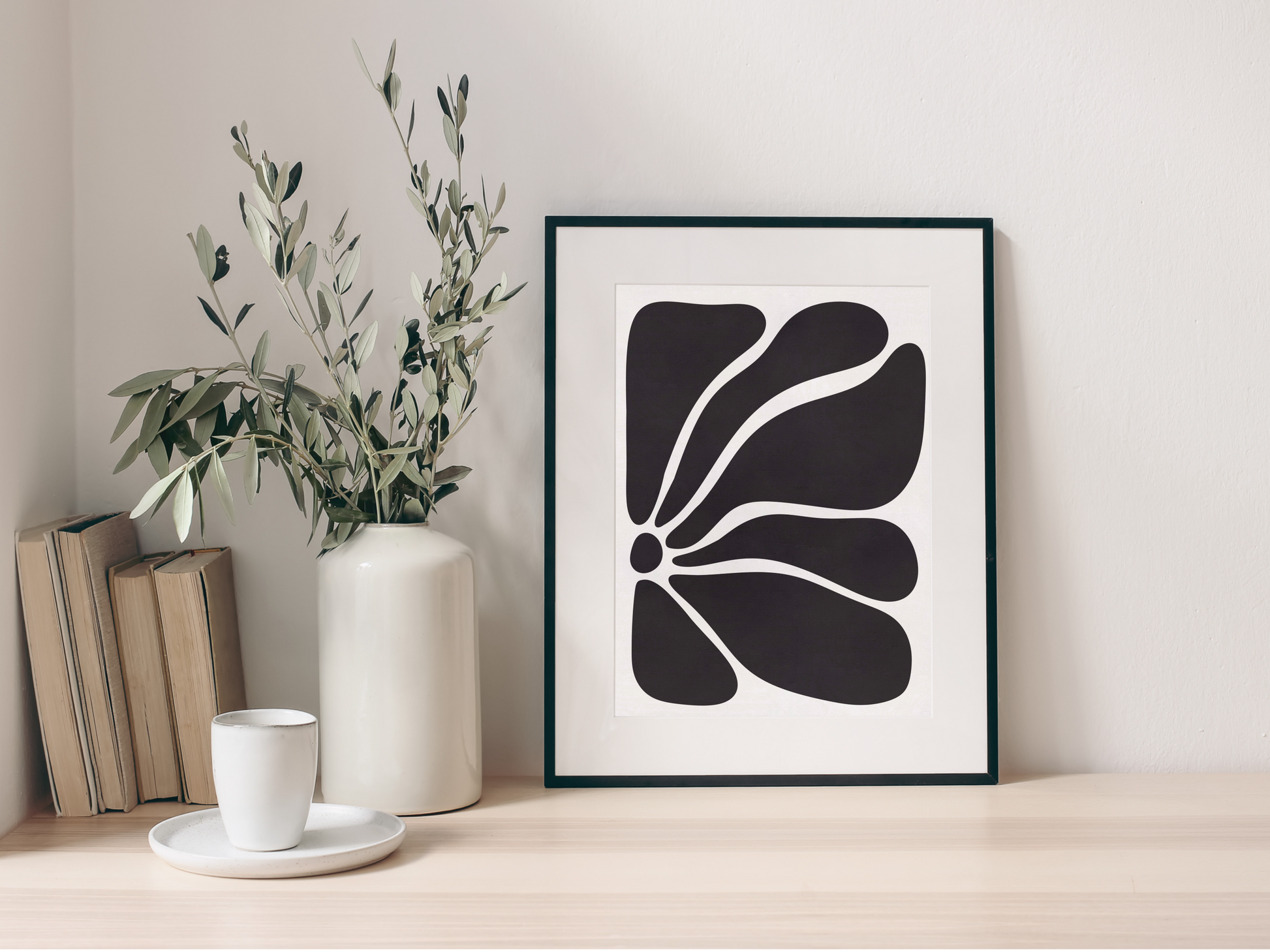 Svart minimalism med grafiska former som bildar en blomma, illustration i passepartout och svart ram