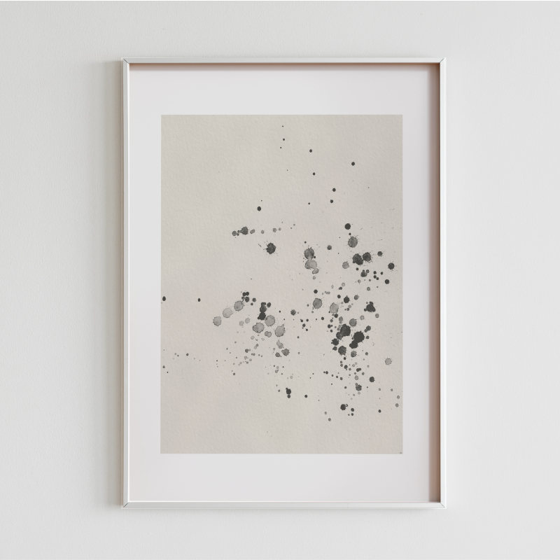 Den minimalistiska bläckstänk-tavlan inramad i en tunn vit ram hängandes på en ljus vägg. Perfekt som lugnande konst till sovrummet eller vardagsrummet.